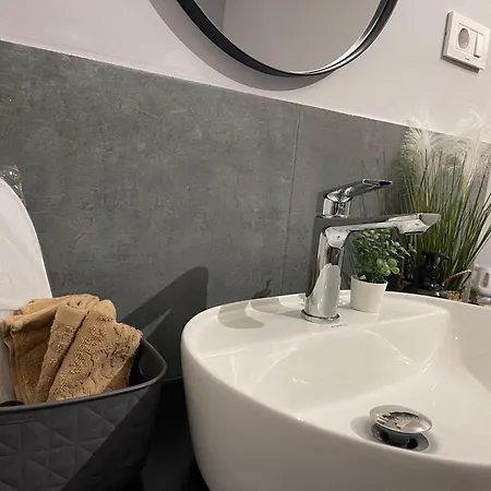 Aparthotel E - One